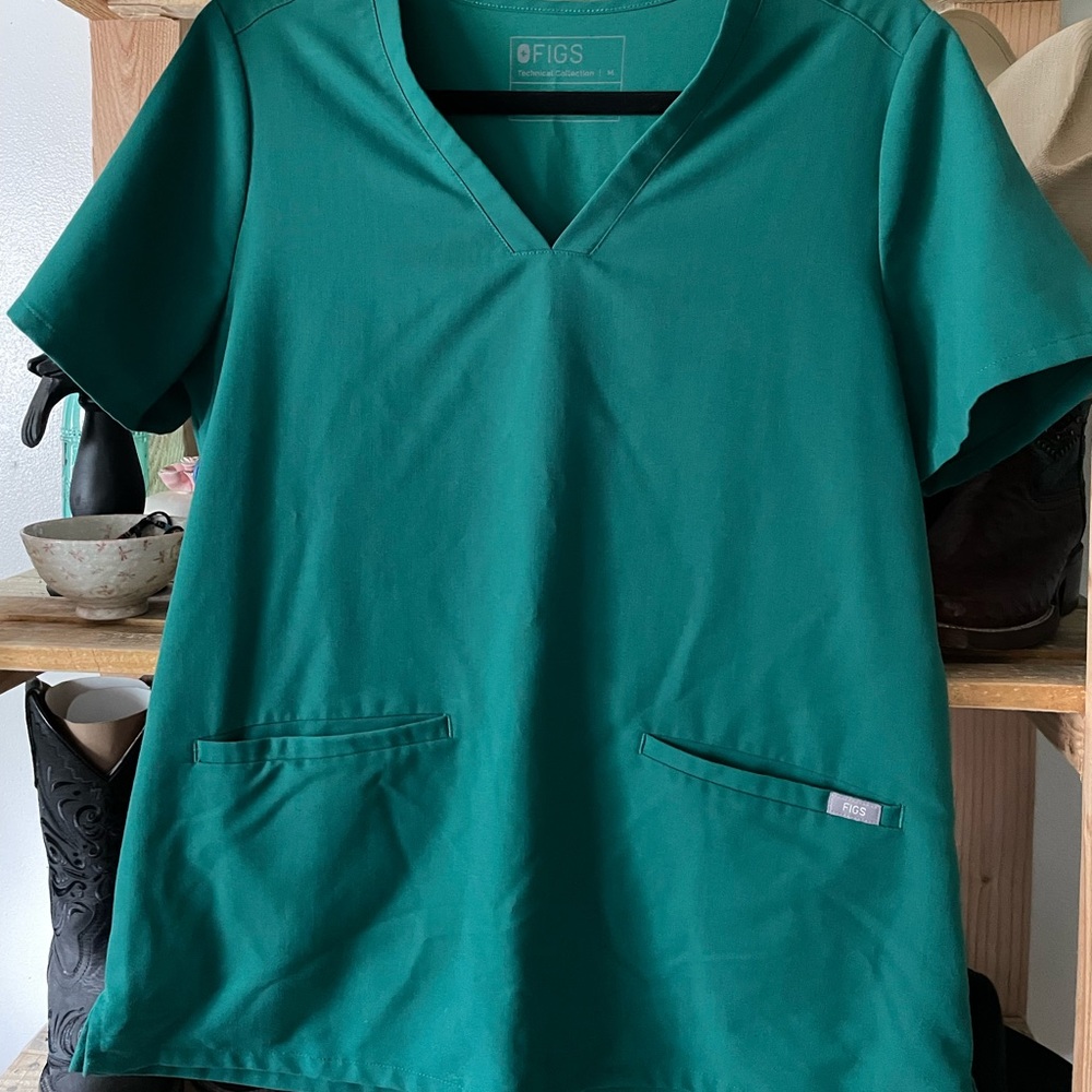 FIGS two pocket scrub top